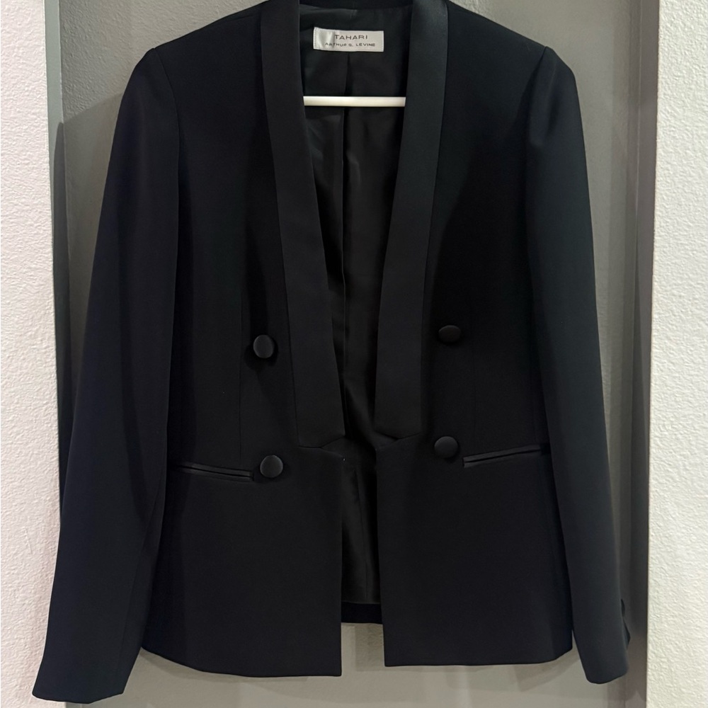 Tahari ASL
Satin Trim Double-Breasted Tuxedo Blazer - Picture 2 of 6
